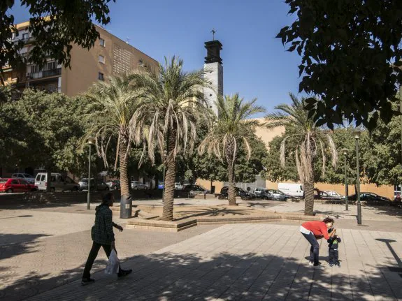 La plaza de Antonio Cortés Lavado conservará sus palmeras pero se eliminará la jardinera central. :: pakopí