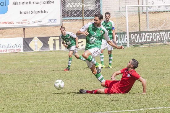 Nando González intenta zafarse de un rival. :: j. rey