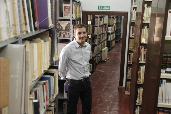 Casa del Mono, en la parte antigua, que acoge la biblioteca Zamora Vicente. :: lorenzo cordero