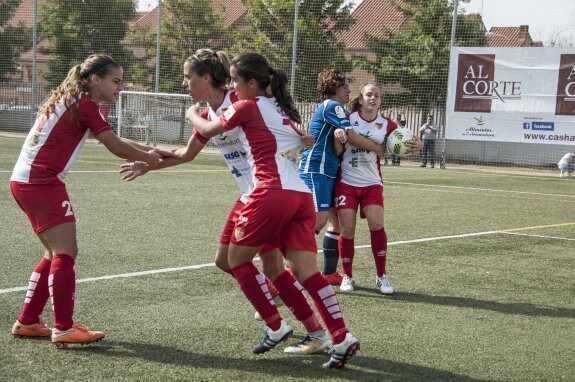 Raquel y Sofía felicitan a Estefa tras conseguir el gol del empate del Santa Teresa. :: Pakopí
