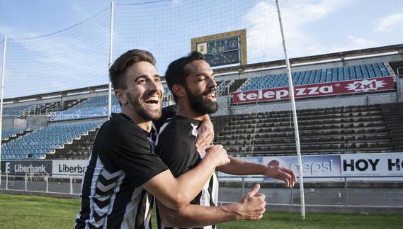 Joselu, autor de los cinco primeros goles, y Joaqui Flores, que anotó el sexto