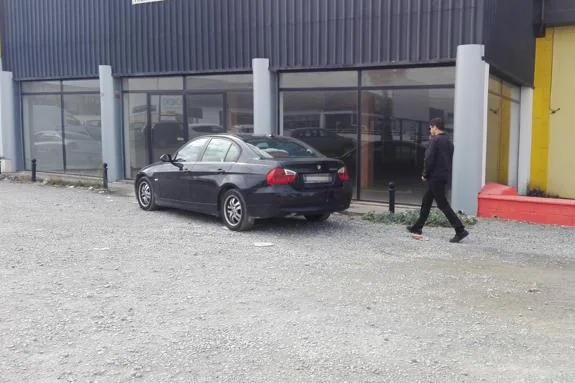 Unai Nieto saliendo de la tienda del polígono de Zafra.