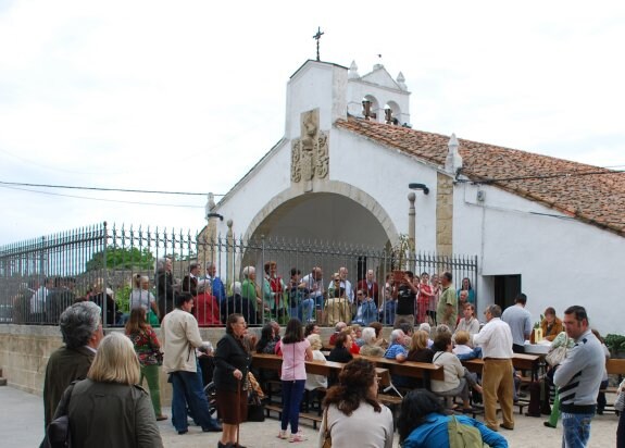 La ermita de San Lázaro, con la tradicional puja. :: JSP