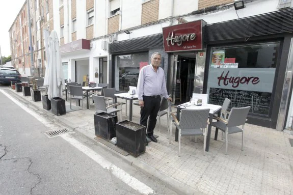 Quejas. Florencio Reyes en el bar Hugore, donde le han quitado el cerramiento. :: L. C.