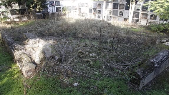 La maleza se apodera de la zona de las tumbas de tierra en uno de los patios del cementerio.