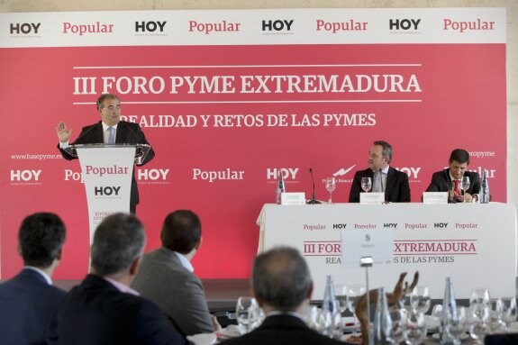 El presidente del Banco Popular, Ángel Ron, ayer en Badajoz. A la derecha, sentados, el director de HOY, Ángel Ortiz, y el consejero delegado de Conesa, Manuel Vázquez. :: L. .C.