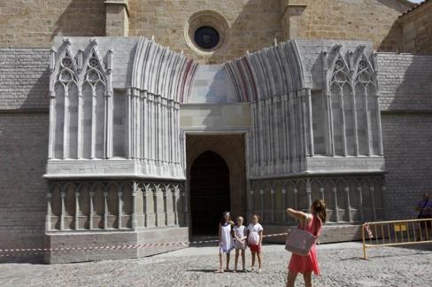 Fachada ficticia de Santa María del Mar, en Cáceres. :: hoy