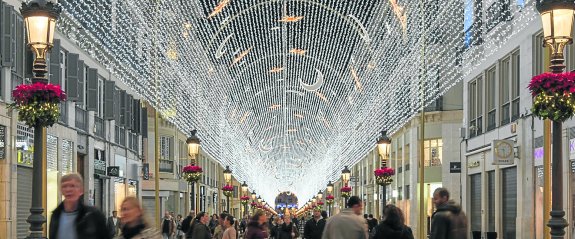 Como 'Túnel de luz'  bautizaron esta  efectista iluminación de una céntrica calle malagueña. :: ilmex