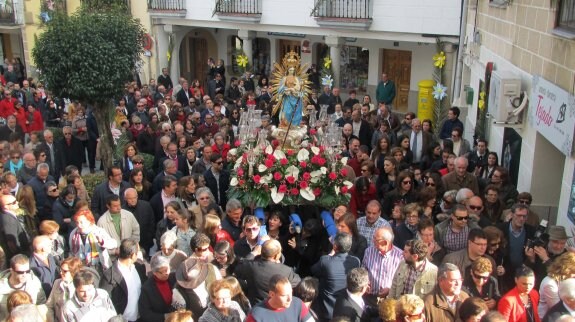 La Patrona recorriendo la localidad. :: p. d. cruz