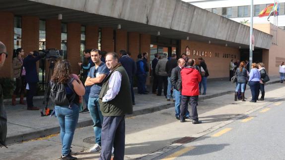 Militantes y simpatizantes de UPA el pasado sábado ante el Palacio de Justicia de Mérida.