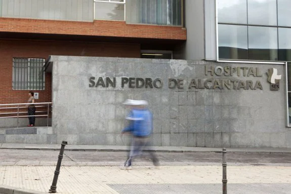 Entrada principal del Hospital San Pedro de Alcántara. :: hoy