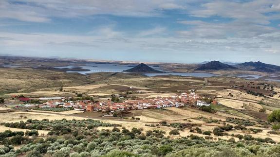 Paisaje espectacular de la Siberia, con el embalse de la Serena al fondo.