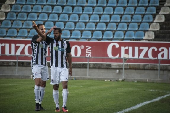 Joaqui Flores celebra uno de sus ocho goles con el Badajoz y recibe la felicitación de Gabri. :: PAKOPÍ