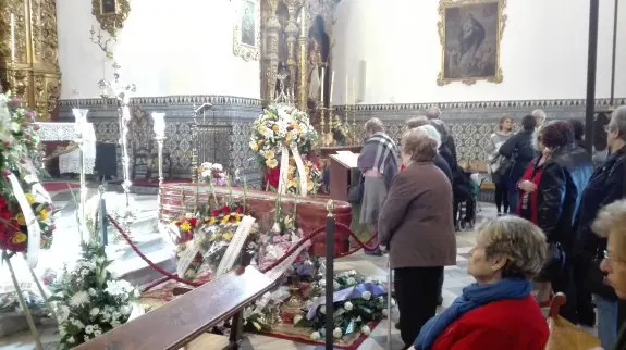 Cientos de personas pasaron por la capilla ardiente, en el santuario de la Virgen de la Piedad. :: gloria casares