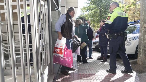 Un vecino saca sus enseres de casa