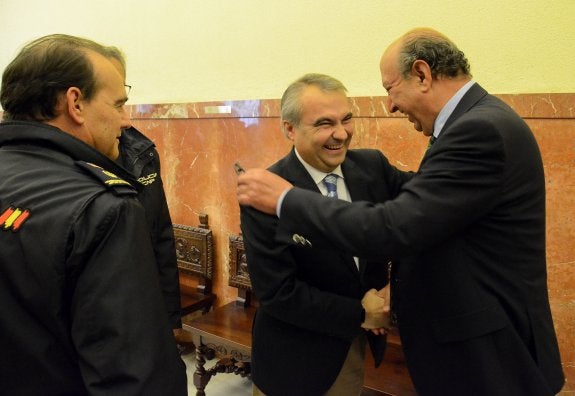 Germán López recibe la enhorabuena de Fragoso por su nuevo cargo. :: casimiro moreno