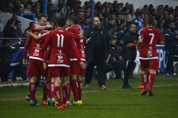 Los futbolistas del Mérida celebran el gol en la banda. :: opta