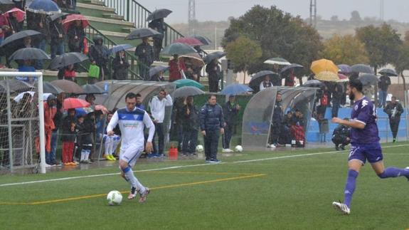 Enrique progresa por la banda bajo la lluvia