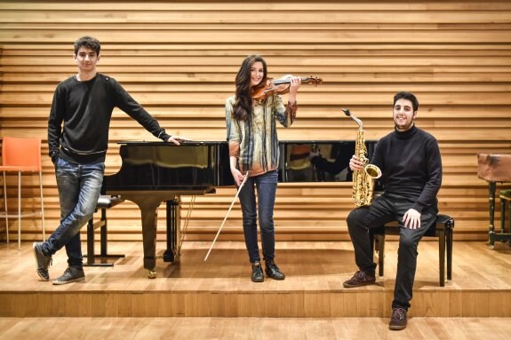 Eloy García Pérez, Silvia Cánovas Ramos y Borja Sánchez Solís, en el auditorio del conservatorio. A.