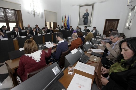 Sesión de pleno de ayer en la Diputación. :: l. cordero