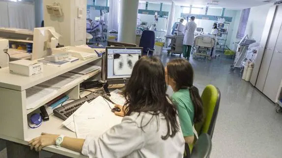 Imagen de archivo de personal trabajando en el Hospital San Pedro de Alcántara, en Cáceres.