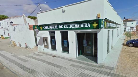 Tres hombres armados roban 6.900 euros en la Caja Rural de Gévora