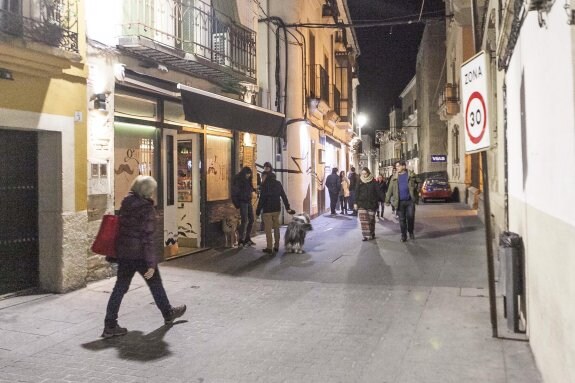 Imagen de la calle Pizarro ayer por la noche, con la señal de zona 30 a la derecha. :: jorge rey