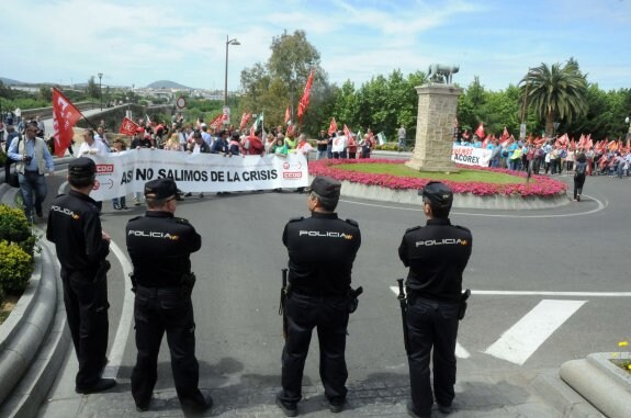 Agentes de la Policía Nacional en una manifetación del 1 de mayo en Mérida. :: hoy