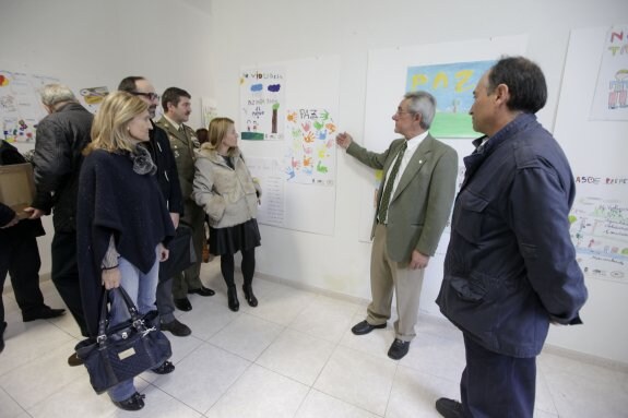 José María Antón muestra la exposición a las autoridades. :: L. cordero