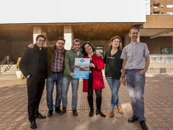 Ellos quieren crear Humanizar, una red para apoyar a enfermos y los acompañantes en el Infanta Cristina. :: pakopí