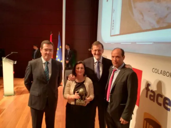 Laura Salgado con el premio junto a Mariano Rajoy. :: cedida