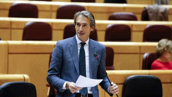 El ministro de Fomento, Íñigo de la Serna, durante su intervención en la sesión de control al Gobierno en el pleno 