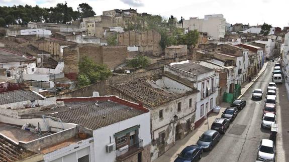 Vista general de la calle Luis de Morales, en el Casco Antiguo.