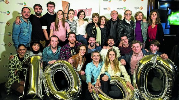 El plantel de actores de la serie posa con motivo de la pronta emisión del capítulo número 1.000. :: r. c. 