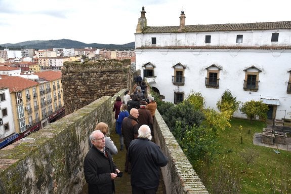 Parte del paseo de ronda y del nuevo espacio recuperado en el conjunto catedralicio. :: palma