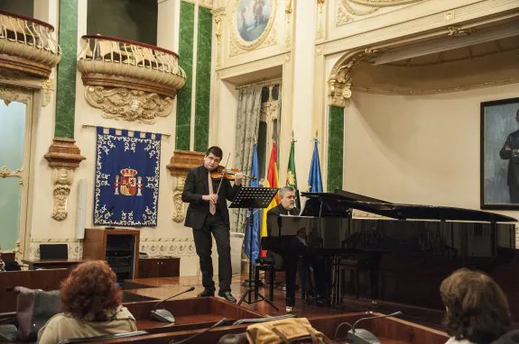 El recital de piano y violín 'Velada de cine' en Diputación. :: pakopí