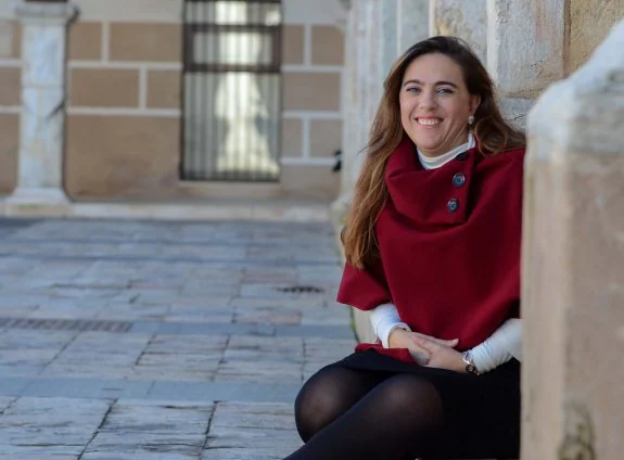 Guadalupe Sabio, científica del Centro Nacional de Investigaciones Cardiovasculares, en la plaza Alta de Badajoz, su ciudad natal :: c. moreno