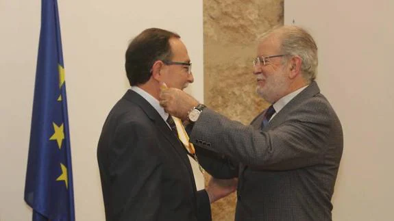 Javier Castaño, jefe de protocolo de la Junta de Extremadura, recibe la Orden de Isabel La Católica