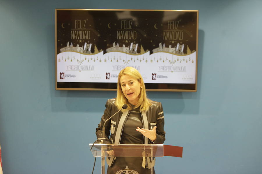 La alcaldesa de Cáceres, Elena Nevado, durante una rueda de prensa 