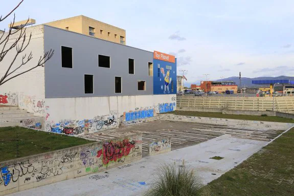 Plaza situada junto a Céntrica en la que se propone que vaya ubicada la pista de 'skate'. :: andy solé