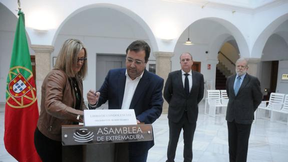 Guillermo Fernández Vara en el momento de firmar el libro de condolencias a Mário Soares