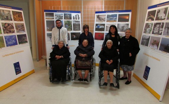 Mayores en una visita guiada organizada por la residencia. :: a.a.