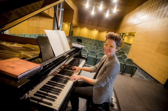 Marta Lozano toca una de sus composiciones en el piano del salón de actos del conservatorio de Almendralejo, donde da clase.  