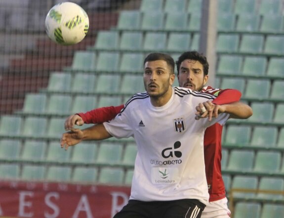 Yacine espera un balón en pugna con un defensor del Real Murcia. :: J. M. ROMERO
