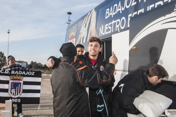 Isi Jareño recibe el abrazo de Angelito a la llegada del autobús del Badajoz del viaje de Lorca. ARNELAS