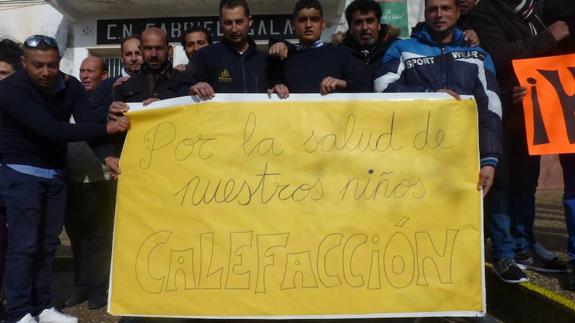 Protesta de los padres a las puertas del centro.