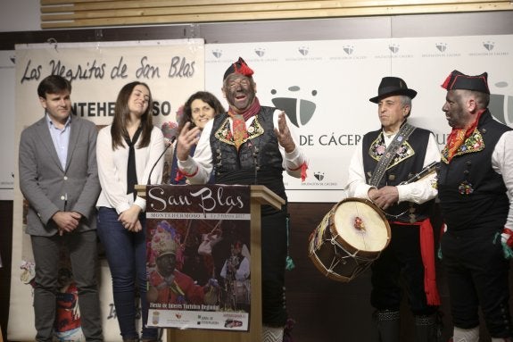 Presentación ayer de la fiesta de Los Negritos en la Diputación de Cáceres. :: armando méndez