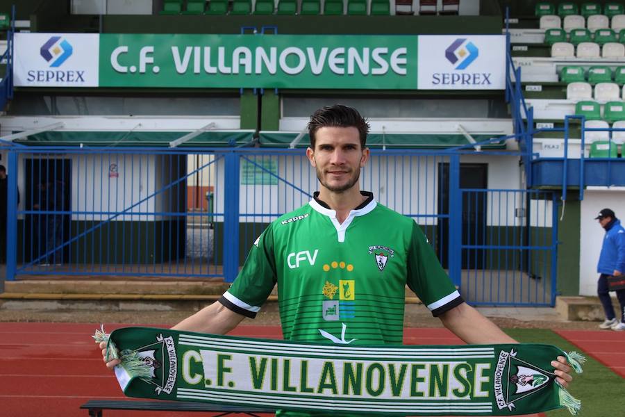 Adri Cuevas se ha presentado hoy como jugador del Villanovense. :: VILLANOVENSE