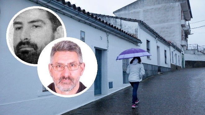 Una vecina de Valencia de Alcántara pasa por delante de la casa de la madre de Arlindo Luis Carvalho. A la izquierda, retratos del conocido como 'violador de Pirámides' estando en prisión (blanco y negro) y en la actualidad. 