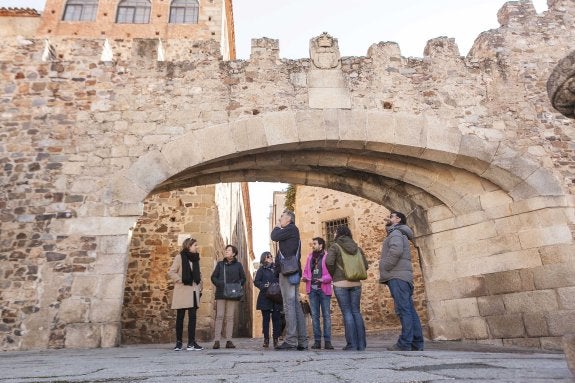 Turistas a las puertas de la ciudad monumental, en el Arco de la Estrella. :: jorge rey